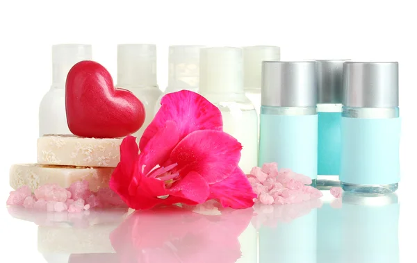 Kosmetikflaschen, Seife und Blume, isoliert auf weiß — Stockfoto