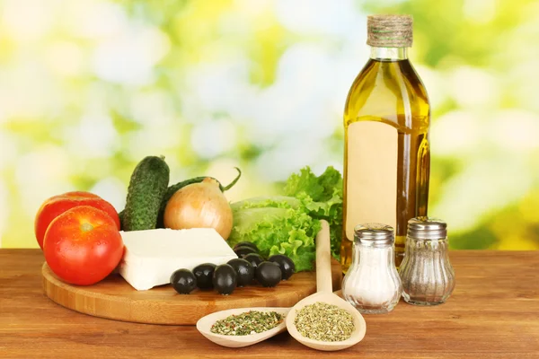 Ingrediënten voor een Griekse salade op groene achtergrond close-up — Stockfoto