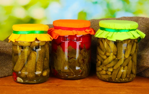 Kavanoz konserve sebzeler üzerinde yeşil renkli yakın çekim — Stok fotoğraf