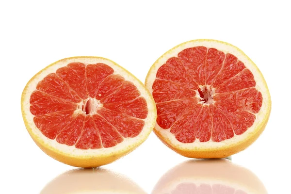 Zwei Hälften reife Grapefruit isoliert auf weiß — Stockfoto