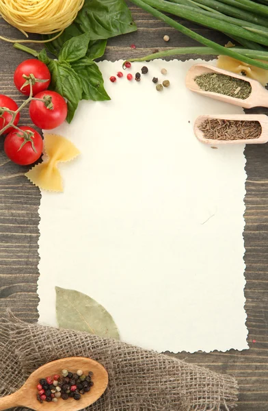 Papel para recetas vegetales, y especias en mesa de madera —  Fotos de Stock