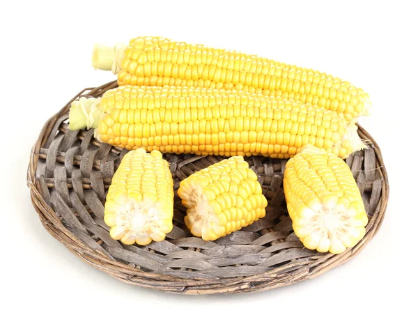 Свежая кукуруза на плетеном коврике изолированы на белом — стоковое фото