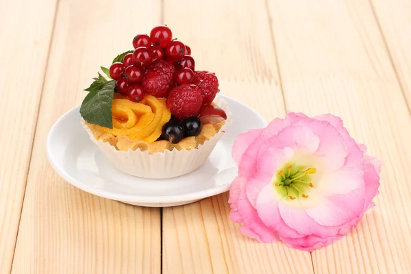 Melodický dort s ovocem a bobulemi na dřevěný stůl — Stock fotografie