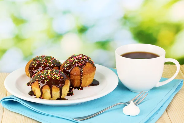 Appetitliche Cupcakes mit Schokolade auf Naturhintergrund — Stockfoto