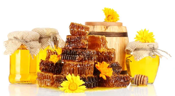 Γλυκό κηρήθρες, βαρέλι και βάζα με το μέλι, που απομονώνονται σε λευκό — Φωτογραφία Αρχείου