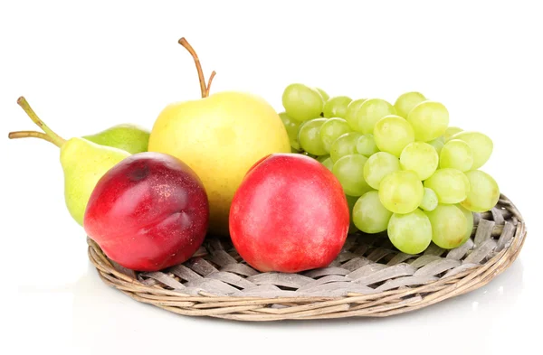 Olgun tatlı meyve ve çilek hasır mat beyaz izole — Stok fotoğraf