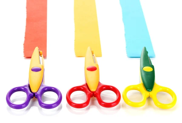 Цветные зигзагообразные ножницы с полосками бумаги, изолированными на белом — стоковое фото