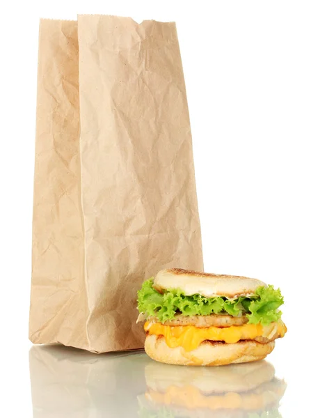 Вкусный сэндвич и упаковка, изолированные на белом — стоковое фото