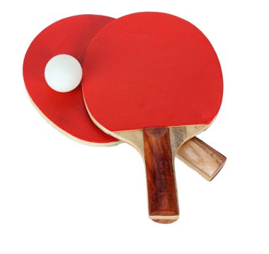 Ping-pong raketleri ve topu, beyaz üzerine izole edilmiş.