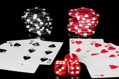 iskambil poker fişleri ve siyah arka plan üzerinde zar ile kazanan kombinasyonu