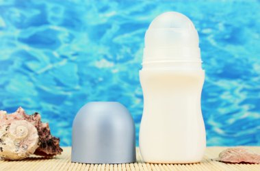 deodorant ve kabukları mavi deniz arka plan üzerinde