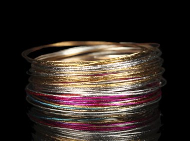 Güzel bileklik siyah arka plan üzerine izole