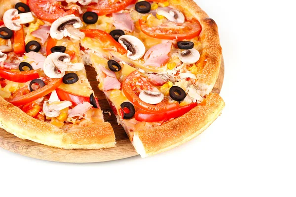 In Scheiben geschnittene Pizza in Großaufnahme isoliert auf weiß — Stockfoto