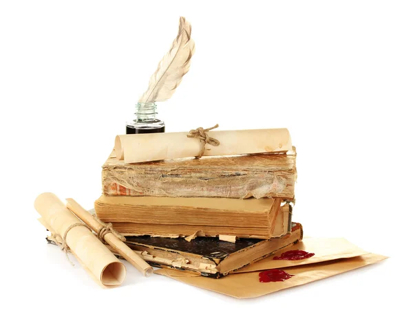 Eski kitaplar, mektup ve tüy kalem üzerinde beyaz izole — Stok fotoğraf