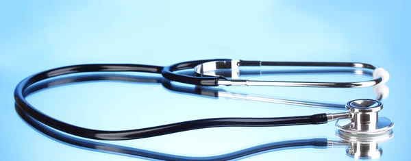 Medizinisches Stethoskop auf blauem Hintergrund — Stockfoto