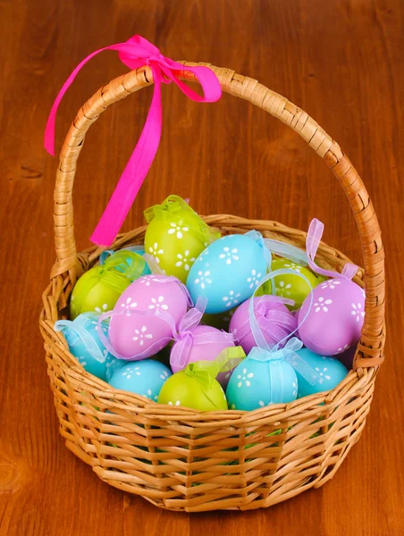 Színes húsvéti tojás kosár fa háttér — Stock Fotó