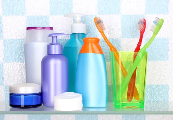 Estante con cosméticos y artículos de tocador en el baño —  Fotos de Stock