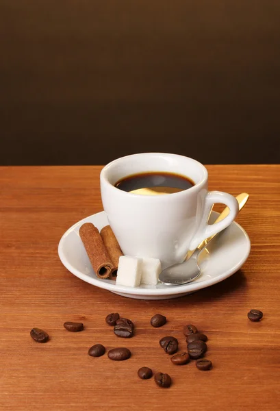 茶色の背景に木製のテーブルの上のコーヒー カップ — ストック写真