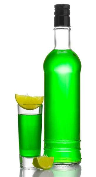 Μπουκάλι και ποτήρι Αψέντι με ασβέστη που απομονώνονται σε λευκό — Φωτογραφία Αρχείου
