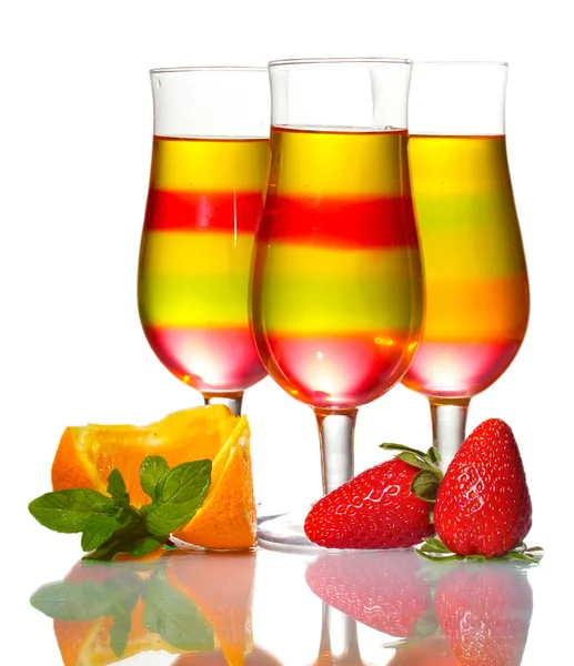 Fruchtgelee in Gläsern und Früchte isoliert auf weiß — Stockfoto