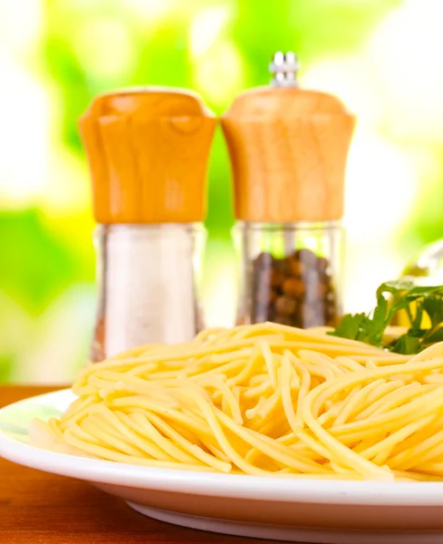 Composition of the delicious spaghetti on green background close-up — Stock Photo, Image