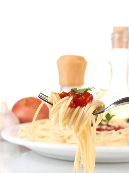 Состав вкусных спагетти на белом фоне крупным планом — стоковое фото