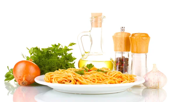 Composizione dei deliziosi spaghetti con salsa di pomodoro isolata su bianco — Foto Stock