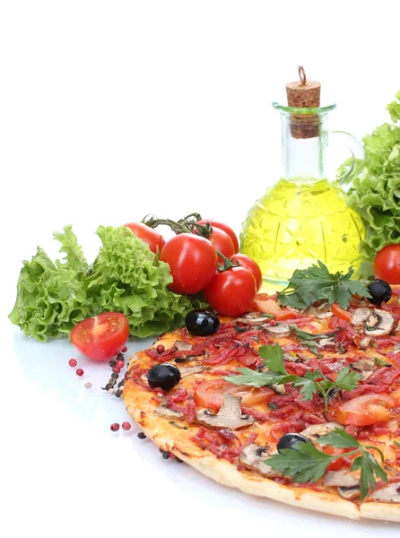 Pyszne pizze i warzywa na białym tle — Zdjęcie stockowe