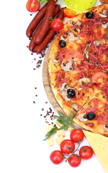 Délicieuse pizza, légumes et salami isolé sur blanc — Photo