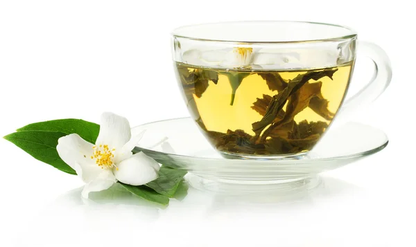 Xícara de chá verde com flores de jasmim isoladas em branco — Fotografia de Stock