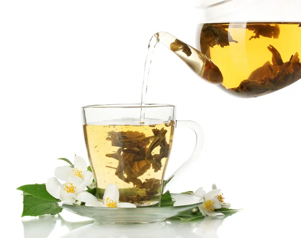 Tè verde con gelsomino in tazza e teiera isolata su bianco — Foto Stock