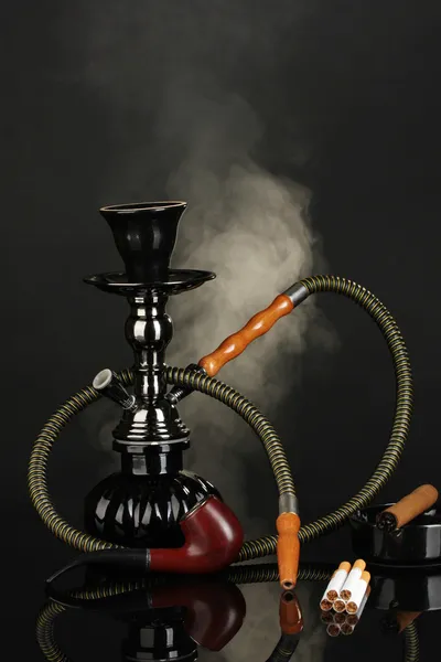 吸烟工具-阿拉伯水烟壶、 雪茄、 香烟和黑色背景上的管道 — 图库照片