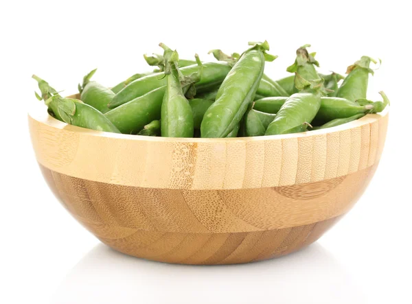 白色隔离的木制碗中的绿豆 — 图库照片