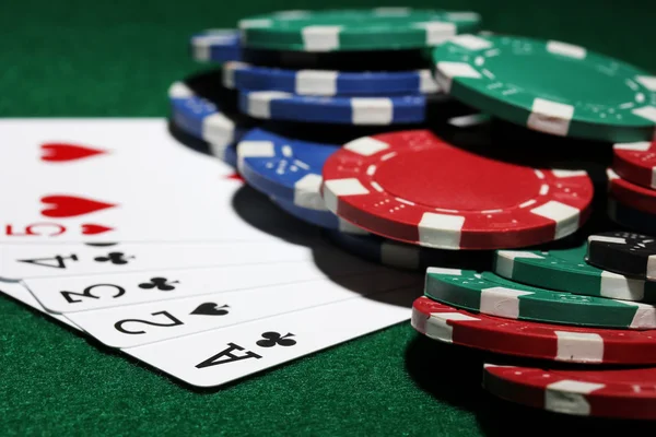 Karten und Chips für Poker am grünen Tisch — Stockfoto