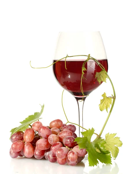Ποτήρι κρασί και ώριμα σταφύλια που απομονώνονται σε λευκό — Φωτογραφία Αρχείου