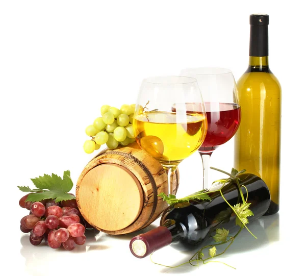 Vat, flessen en glazen wijn en rijpe druiven geïsoleerd op wit — Stockfoto