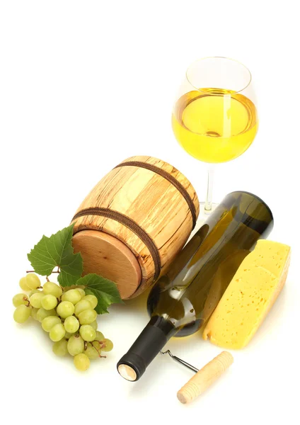 Vat, fles en glas wijn, kaas en rijpe druiven geïsoleerd op wit — Stockfoto