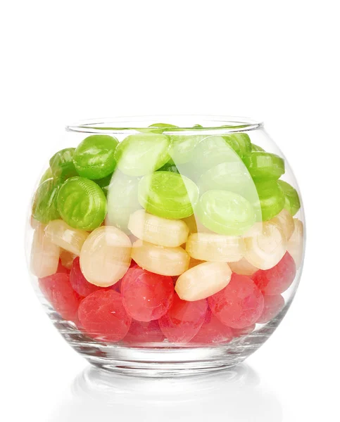 Farbbonbons im Glas isoliert auf weiß — Stockfoto