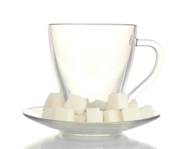 Sucre raffiné dans une tasse en verre isolé sur fond blanc — Photo