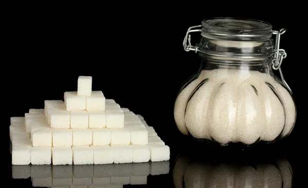Рафинированный сахар в стеклянной сахарной чаше, изолированной на черном — стоковое фото