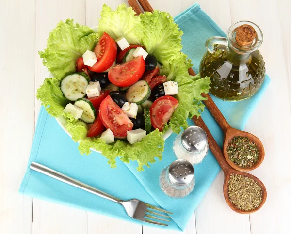 Leckerer griechischer Salat mit Gewürzen auf weißem Holzhintergrund — Stockfoto