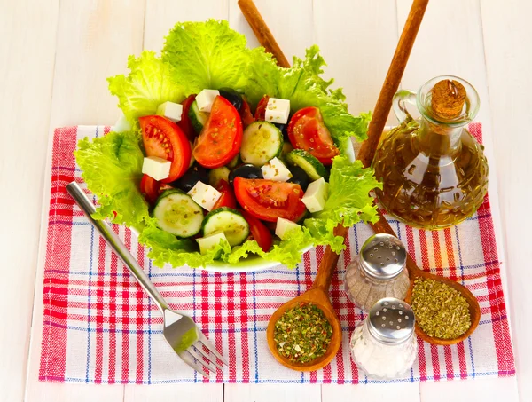 Вкусный греческий салат со специями на белом деревянном фоне крупным планом — стоковое фото
