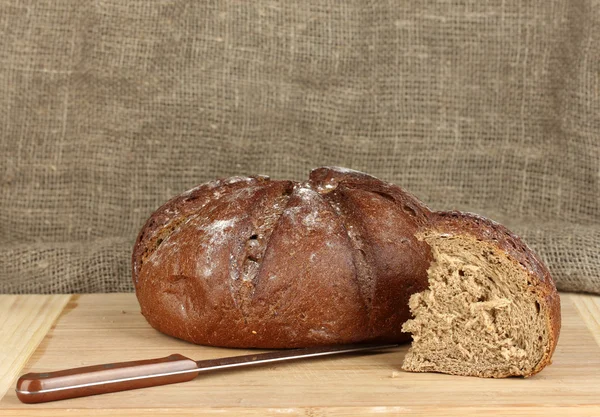 Нарезанный хлеб на фоне холста крупным планом — стоковое фото