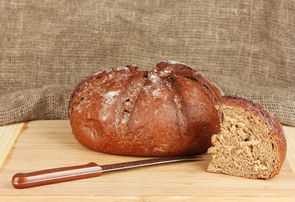 Нарезанный хлеб на фоне холста крупным планом — стоковое фото