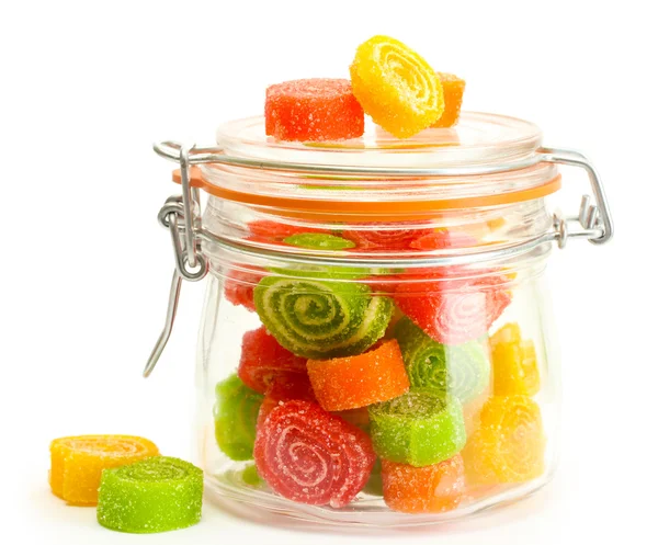 Cukierki kolorowe galaretki w szklanym słoju na białym tle — Zdjęcie stockowe