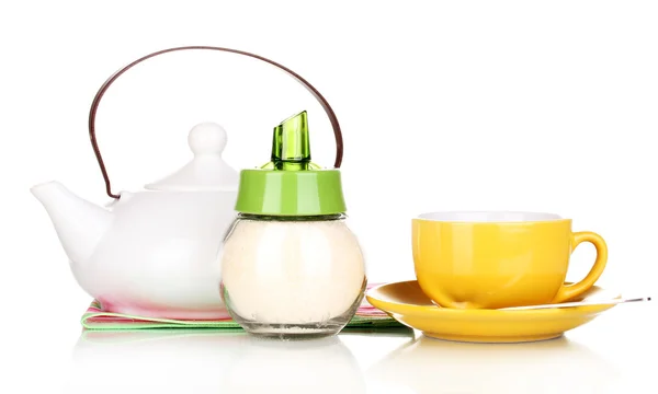 Żółty filiżanka z talerzykiem i czajnik na białym tle — Zdjęcie stockowe