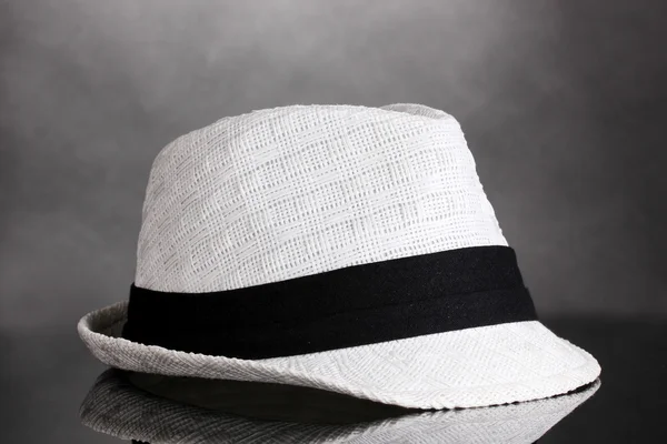 Krásný bílý klobouk na šedém pozadí — Stock fotografie
