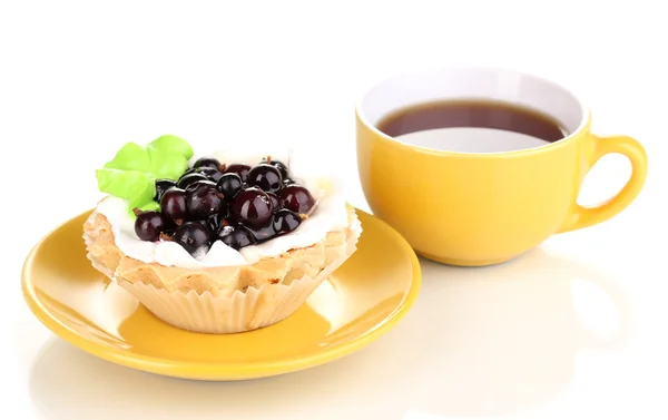 Pastel dulce con taza de té aislado en blanco — Foto de Stock
