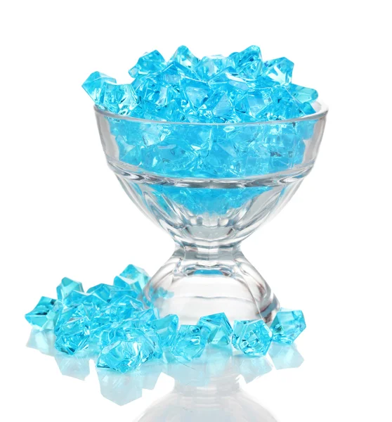 Un verre avec des pierres décoratives bleues isolées sur blanc — Photo
