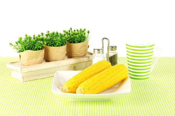 Gekookte maïs en bloemen op een witte achtergrond — Stockfoto